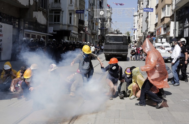 Полицията в Анкара е използвала водни струи и сълзотворен газ срещу протестиращи