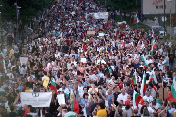 „Первий канал”: Хиляди излязоха на улиците в България