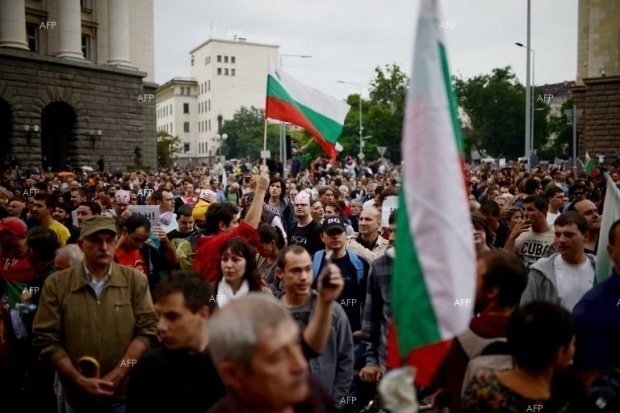 Протестиращите в София блокираха кръстовището при „Моста на влюбените”