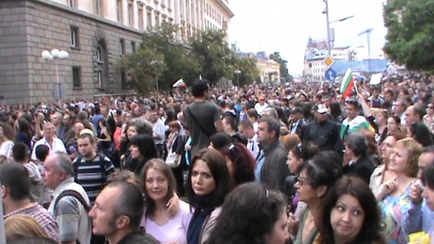 Над 10 000 души участваха в шестия ден на протести в столицата (ОБЗОР)