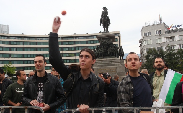 Част от протестиращите обикалят парламента, хванати за ръце