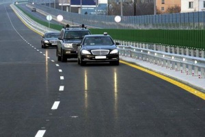 Блокираха правителствения кортеж