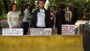 Младежи протестират пред британското посолство, искат убежище