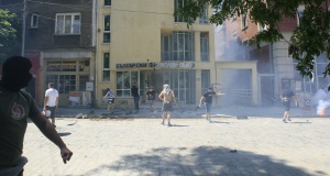 Сръбските медии: Фенове на „Партизан“ нападнаха сградата на БФС