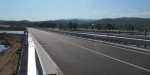 Взривен мост откъсна Своге от София, хората сами си строят път