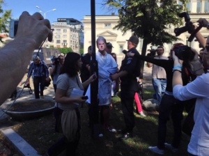 Задържаха Найо Тицин на протеста пред парламента, след час го пуснаха