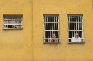 И надзирателите от затвора в Бургас се вдигнаха на протест