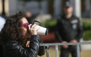 Седми ден протестиращи са „на кафе“ пред парламента