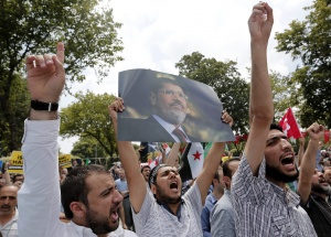 Симпатизанти на Мурси се стичат в центъра на Кайро