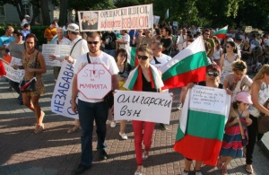 30 души протестират пред Областната управа в Пловдив