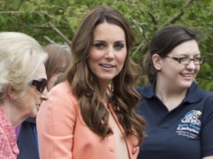 Кейт Мидълтън получи гърненце за 10 000 паунда за детска пудра