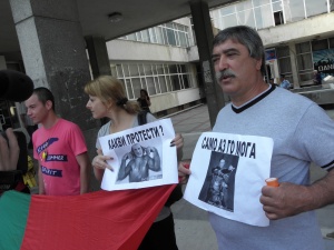 С празен стол протестираха срещу Муса Палев в Благоевград