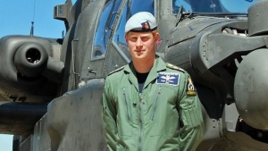 Принц Хари се дипломира като командир на боен хеликоптер