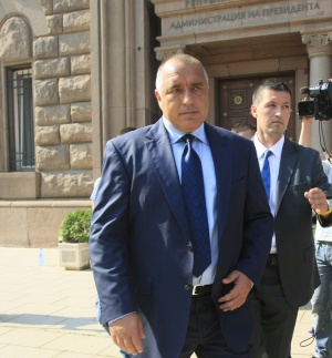 Борисов летял с Ми-8 , за да получи телето Бойка за подарък