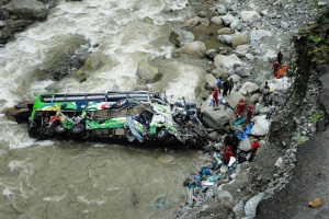 Автобус падна в пропаст в Перу, най-малко 16 жертви