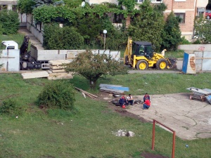 Митко Пайнера строи блок върху детска площадка в „Младост“