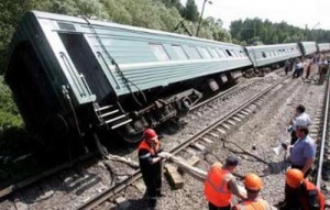 Влак се разцепи край Париж, най-малко 8 загинали