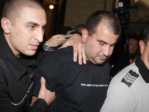 Таксиджията-убиец остава в ареста