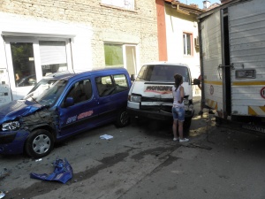 Товарен автомобил блъсна две коли в Благоевград