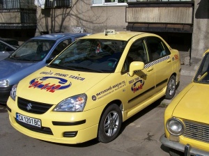 Метално скеле падна върху такси в София