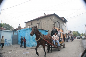 В „Столипиново“ приканват с лопати да си хвърлят боклуците в коша