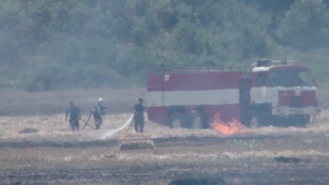30 души се борят с огнена стихия край Харманли