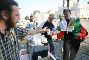 Протестиращи „на кафе“ правят арт инсталация пред парламента