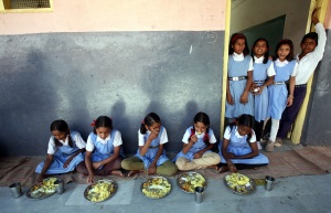 20 деца загинали след отровен обяд в Индия