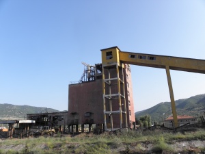 Издирването на затрупаните миньори продължава