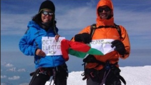 Двама българи протестират от Монблан