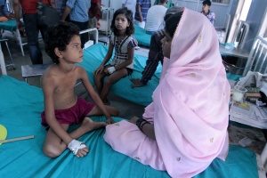 22 деца се отровиха в стол в Индия, избухват протести