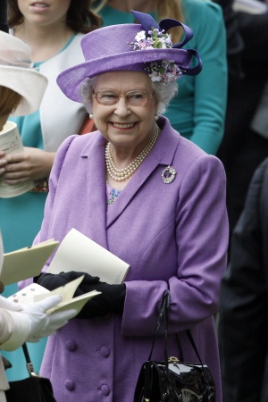 Кралицата одобри еднополовите бракове във Великобритания