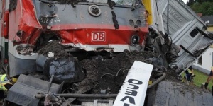 Кола блъска влак в Германия, 13 пострадали