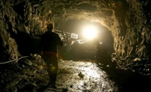 Вода до колене в тунела към затрупаните миньори