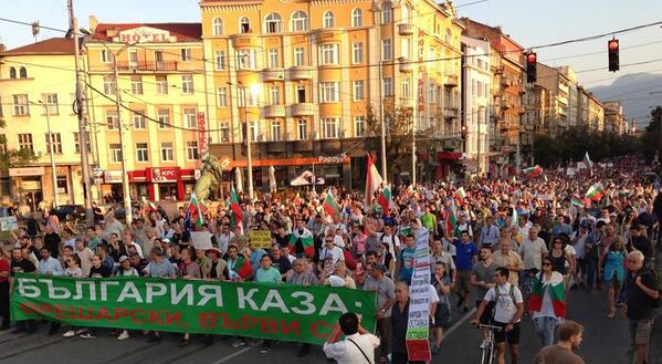 Протестът, ден 36: Шествието финтира провокаторите, пое към Централна гара