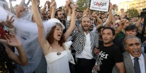 Водни оръдия посрещнаха на „Таксим” младоженци, запознали се на протестите