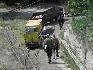 Спасителите в „Ораново” укрепват крепеж в галерия, в която издирват миньорите