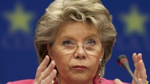 Рединг: ЕК може да помоли министър да подаде оставка, но не и цяло правителство