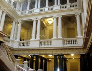 За журналистите, които остават блокирани в сградата на парламента, няма информация кога ще бъдат изведени тримата министри