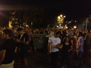 Парламентът остава под обсада, протестиращите се заканват да останат цяла нощ