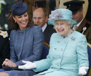 Елизабет II посети внука си