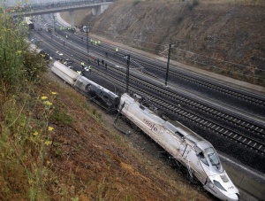 Машинистът на дерайлиралия влак в Испания призна, че е превишил скоростта