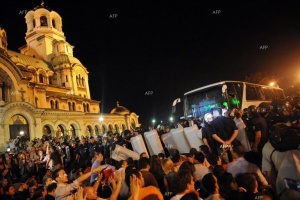 Мирните протести в България прераснаха в сблъсъци – коментари в световните медии