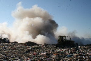 Екипи работят по овладяването на пожара на сметището в Несебър