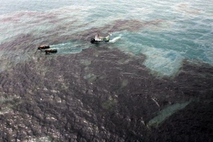 Огромно нефтено петно достигна плажовете в Тайланд