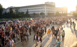 Протестиращи канят Орешарски на дебат в БНТ