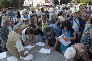 С шествие внасят в МС подписката в подкрепа на Орешарски