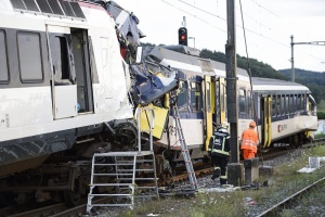 Влакова катастрофа в Швейцария уби машинист, 35 са ранени