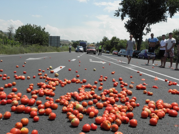 Протестиращи зеленчукопроизводители хвърляха домати в Пловдивско