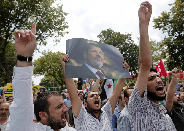 Симпатизанти на Мурси се стичат в центъра на Кайро